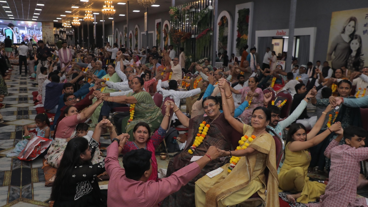 300-Entrepreneurs-Attend-Vandan-Utsav-to-Honor-Parents-Organized-by-Progress-Alliance-in-Surat-1
