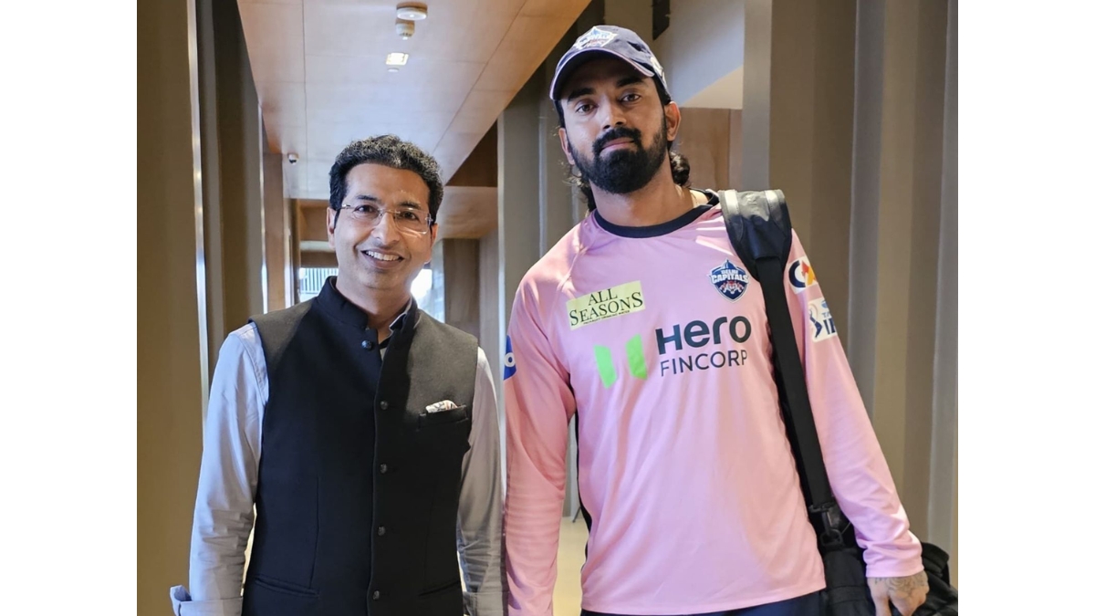 KL-Rahul-Team-Arrive-at-The-Centrum-Lucknow-Welcomed-by-Film-Producer-Sarvesh-Goel-1