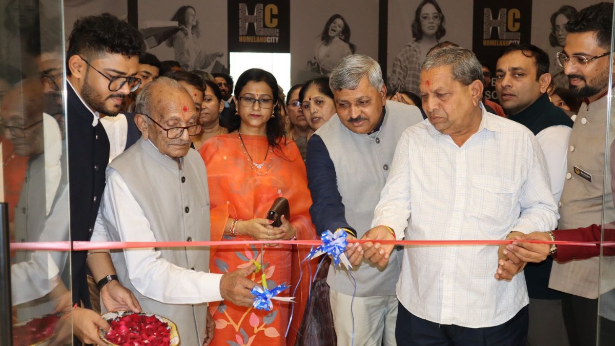 Surat-Leads-Innovation_-Indias-First-AI-Powered-Robotic-Cleaning-Showroom-Opens-1