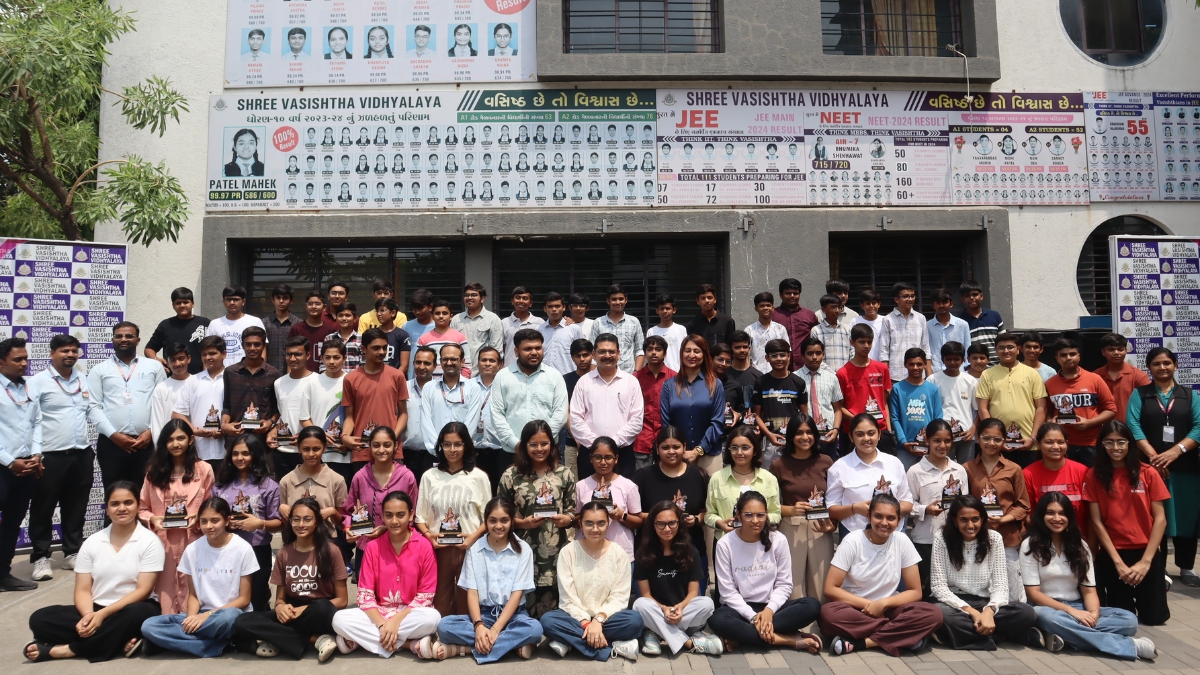 Surat-School-Merges-Academic-Success-and-Patriotism-as-Tribute-to-Operation-Sindoor-1